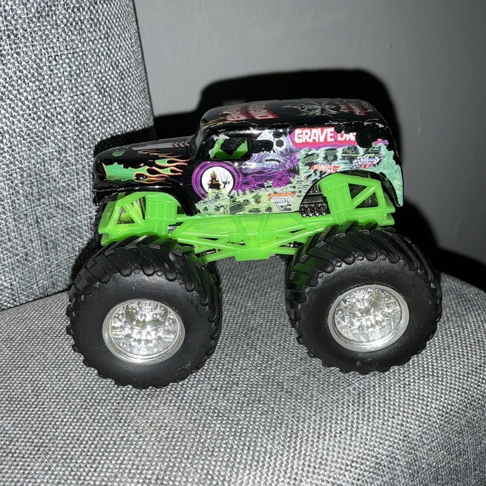 GRAVE DIGGER Bad To The Bone Hot Wheels Monster Jam Truck 1:64 Scale